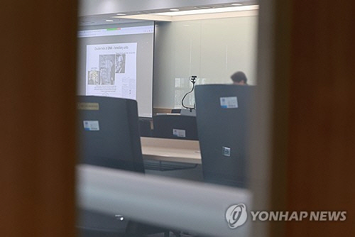 전국 대부분 의과대학으로 의대생들이 복귀한 가운데 1일 서울 시내 한 의대 강의실에서 교수가 온라인 강의를 진행하고 있다. 전국 의대들은 전날부터 복귀생을 대상으로 수업을 시작했다. 다만 대부분은 대면 수업 대신 온라인 수업을 진행한 것으로 알려졌다. [연합뉴스]